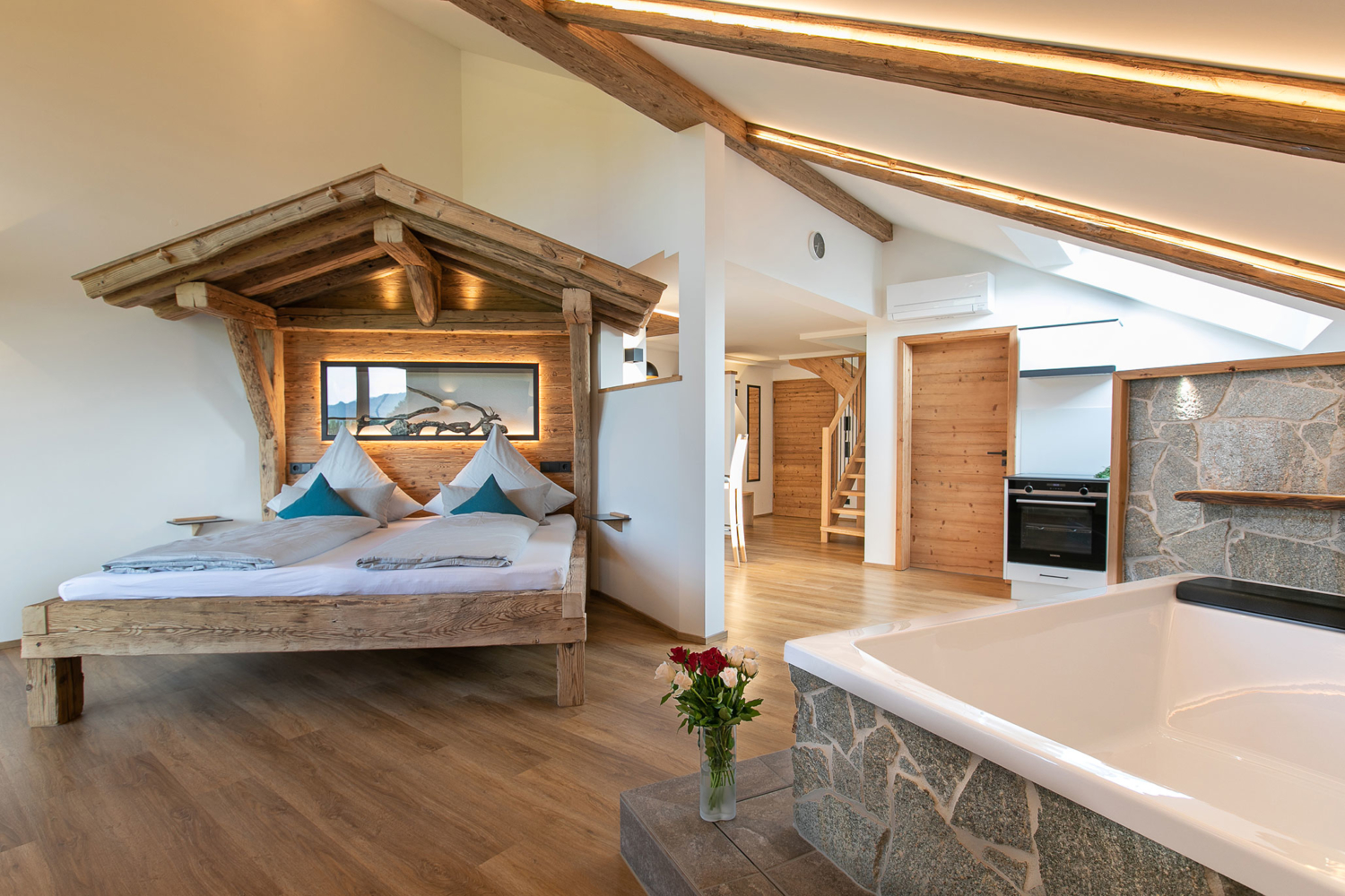 Doppelbett mit Doppelwanne FeWo "Isarursprung"